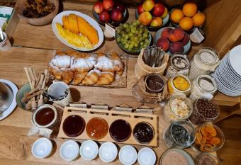 Eko hi  a-Eco House Na razpotju allows 18 year olds to book a room