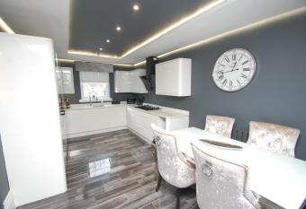 Mosspark Luxury House has rooms with a private hot tub