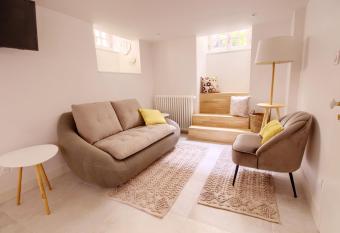 LES CORDERIES has rooms with a private hot tub