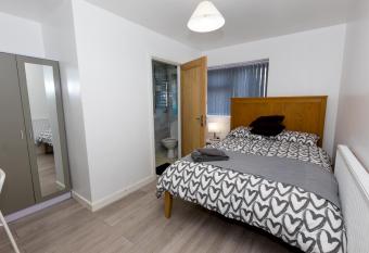 Comfortable stay in Shirley, Solihull - Room 1 allows 18 year olds to book a room