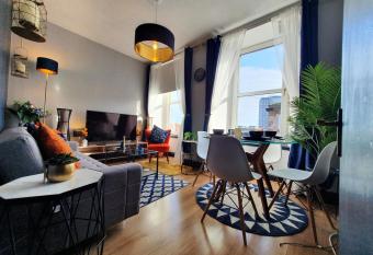 Cosy 3 bedroom flat in City Centre - can sleep up to 6 allows 18 year olds to book a room