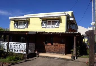 Maison aux portes du Sud Sauvage has Balcony rooms
