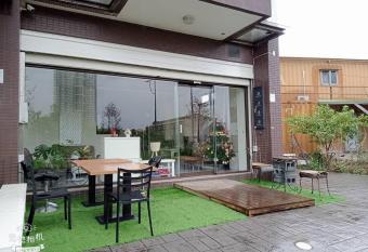 Kong Kong B&B has Balcony rooms