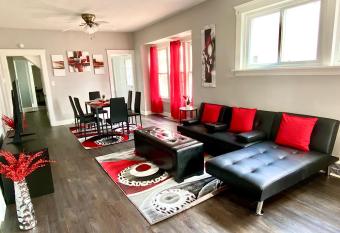 The Rubi Lounge - Private Rooms with Shared Kitchen, Living Room And Bathroom Free Street Parking Near Downtown has Balcony rooms