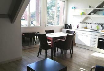 Studio, 15mn de la mer 5mn de la rue de la mer avec jouissance du jardin et parking allows 18 year olds to book a room