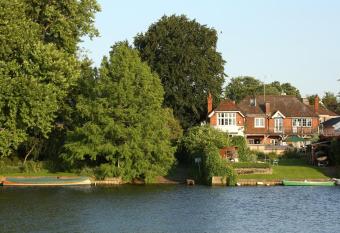 Inverloddon Bed and Breakfast, Wargrave has Balcony rooms