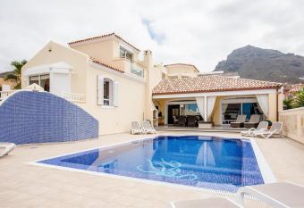 Villa Romano has Balcony rooms