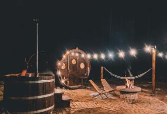 Drvena ba  va za spavanje has rooms with a private hot tub