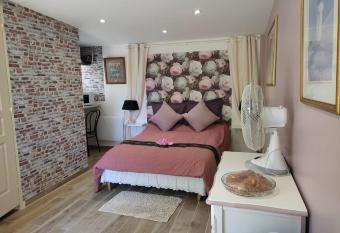 chez Chon et Jean-Marie allows 18 year olds to book a room