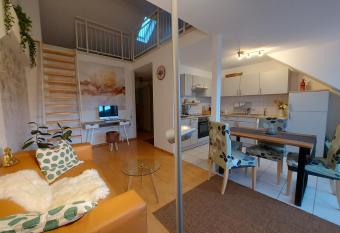 Ruhiges & zentrales Loft in L  rrach has Balcony rooms