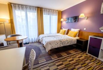 CHARMANT apartment at the gates of PARIS has Balcony rooms