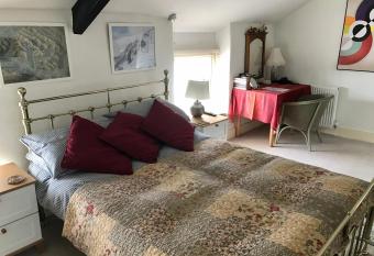 Large guest room in stylish Georgian town house allows 18 year olds to book a room