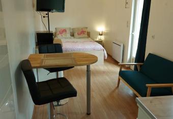 studio au calme wifi 600m centre ville has Balcony rooms