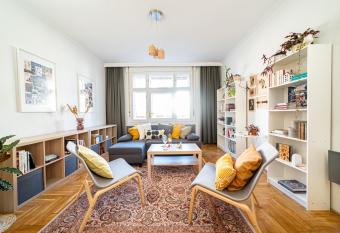 Cozy apartment in Budapest near Gell  rt Hill has Balcony rooms