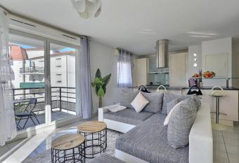 L APPART  FRONTIERE-SUISSE* FIBRE*CHEK-IN*24/24 has Balcony rooms