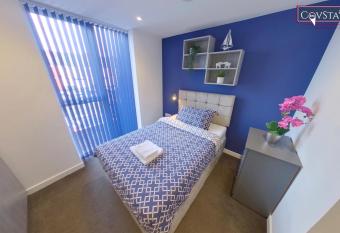 Signature House - Contemporary Studios in Coventry City Centre, free parking, by COVSTAYS allows 18 year olds to book a room