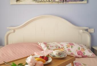 The Roses - Delizioso attico su 2 livelli zona Palacongressi has rooms with a private hot tub