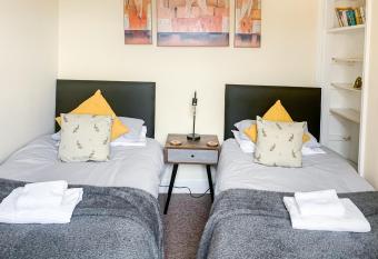 Stay In The Heart Of York At Waverley Lodge - Free Parking - York Holiday Home has Balcony rooms