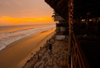 Black Beach Resort has Balcony rooms