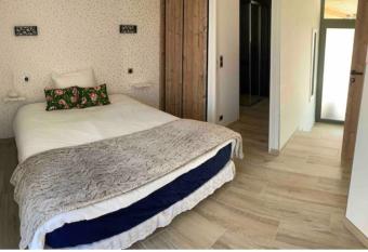 Chambre avec salle de bains privative allows 18 year olds to book a room