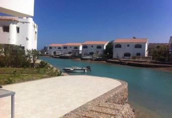 Sea front villa - Adan Beach Resort allows 18 year olds to book a room