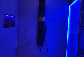 MILLE ET UNE NUIT SPA PRIVATIF **** has rooms with a private hot tub