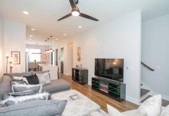 Luxury Townhome Skyline Views Mins To Dt has Balcony rooms