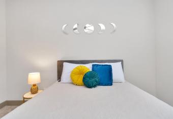 1Penthouse Downtown Houston Apt 1BR 1BTH With Pool View has rooms with a private hot tub