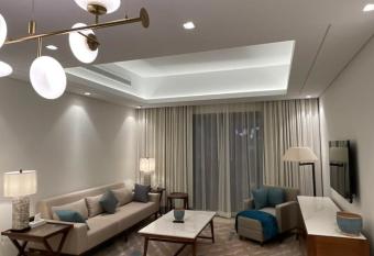 Address Beach Residence Fujairah has rooms with a private hot tub