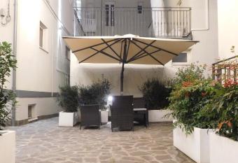 Gabbiano Apartments has rooms with a private hot tub