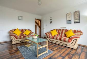 Contractor, Family and Pet Friendly Bargain, 4 Bed Detached House, Nelson, Lancs Sleeps 1 to 8 Guests has Balcony rooms