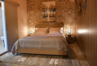 Sophias Cottage has Balcony rooms