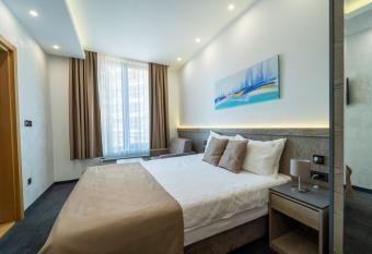 L L L centar has Balcony rooms