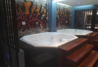 Hotel 1001 Prime - Ceil  ndia allows 18 year olds to book a room