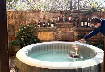 Casa Rosario Boutique has rooms with a private hot tub