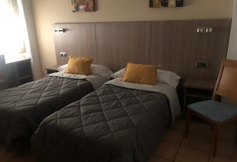 Hostal De La Rosa has Balcony rooms