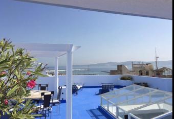 Tanger *Riad el pacha* Riad avec vu sur la mer allows 18 year olds to book a room