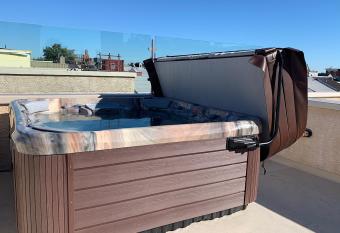 Center City Roofdeck Hot Tub w Garage has Balcony rooms