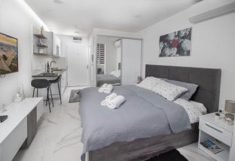 Studio apartman Rose allows 18 year olds to book a room