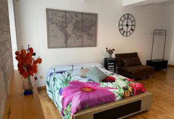 Una finestra sul centro storico allows 18 year olds to book a room