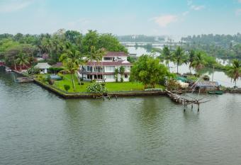 BluSalz Manor Waters Edge has Balcony rooms