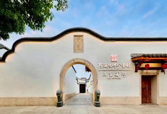                                has rooms with a private hot tub