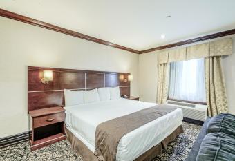 Woodbine Hotel and Suites has rooms with a private hot tub