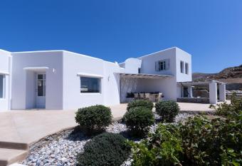 Immaculate large fully equipped villa for 8. Panoramic sea views in Mikri Vigla has Balcony rooms