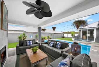 Huntlee Pool Luxe House has Balcony rooms