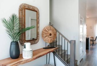 Zen Trail Retreat - New 5 bedroom luxury Condo has Balcony rooms