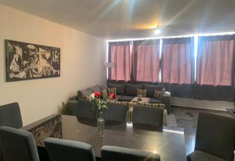 Departamento C  ntrico de 4 Dormitorios con vista a las Monta  as has Balcony rooms