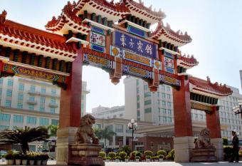 Dong Fang Hotel Guangzhou has rooms with a private hot tub