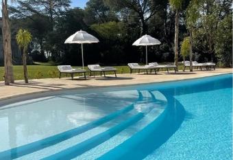 Villa Di Noi allows 18 year olds to book a room