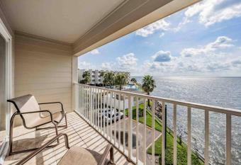 Bay View Pool, Minutes to Airport & Downtown has Balcony rooms
